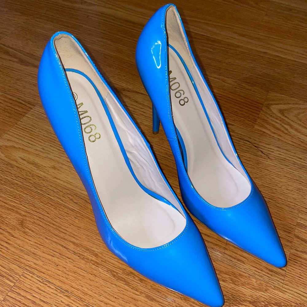 M086 BLUE HEEL SIZE 10 NEVER WORN!